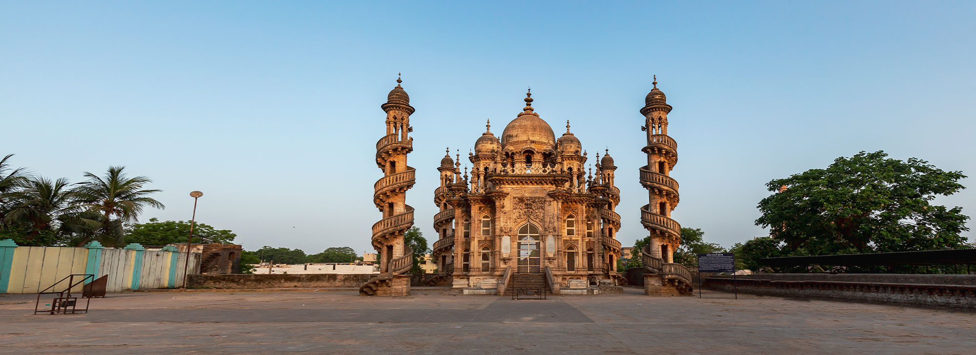 Mahabat Khan Maqbara